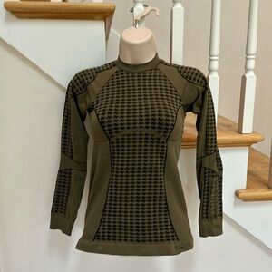 Athleta Dry Fit Houndstooth Top